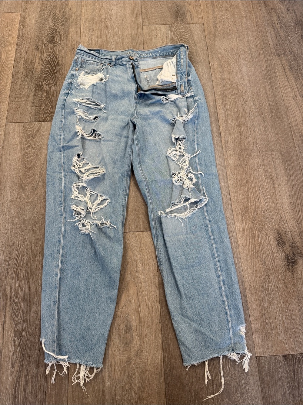 American Eagle Outfitters Light Blue Distressed Relaxed Mom Jeans